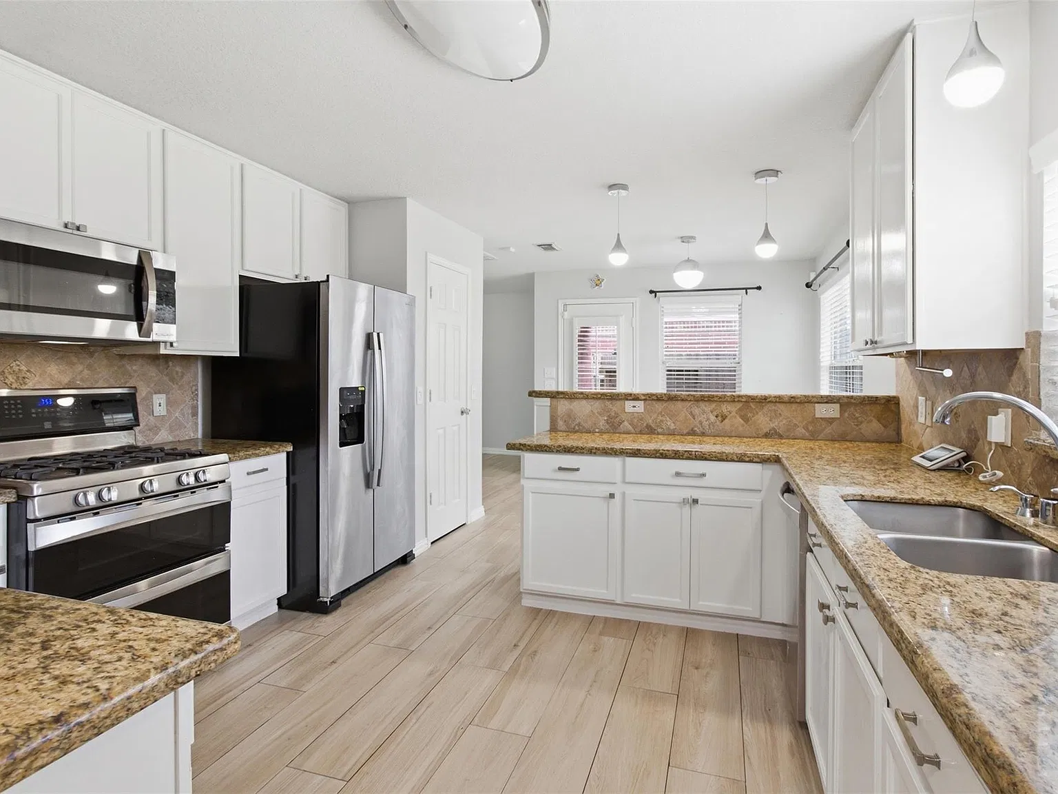 3 bed, 2.5 bath, 1812 sqft, $2,300 — Photo 3