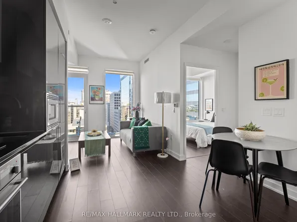 238 Simcoe St #1402, Toronto, ON M5T 0E2