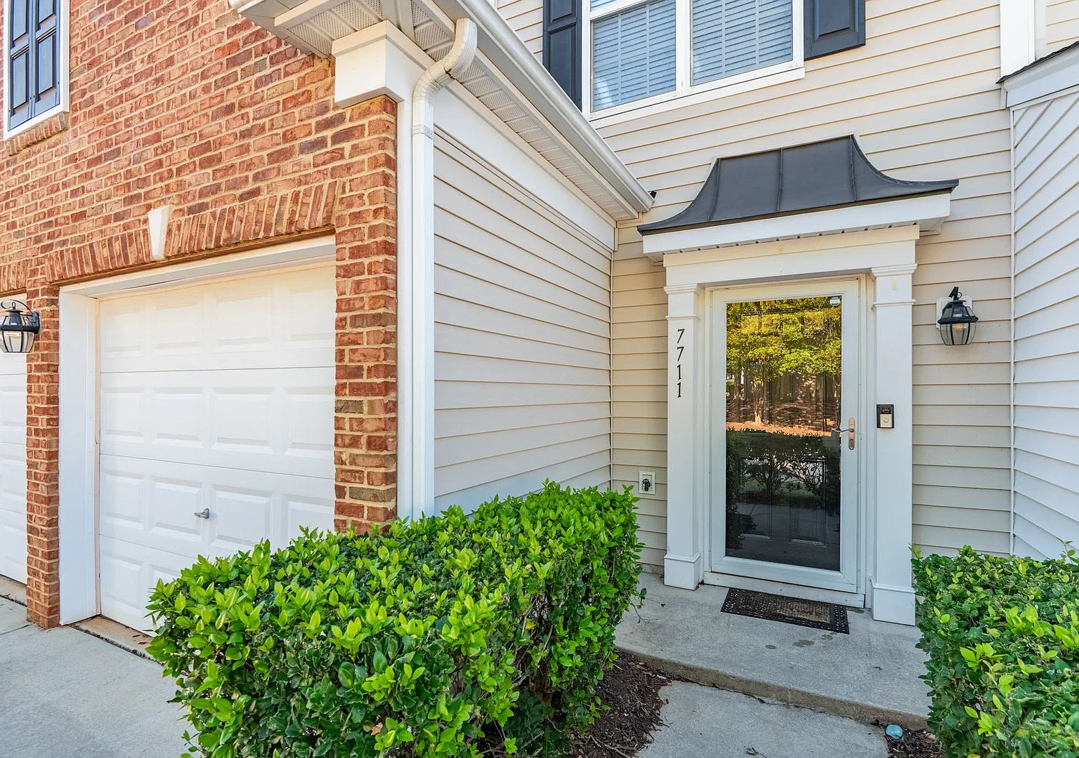 Phenomenal location+ 3 bed 2.5 bath Townhome in Long Lake with Amenities Galore! — Photo 3