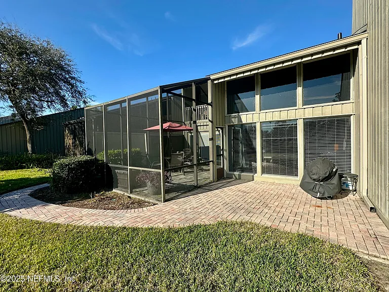 9942 Sawgrass Dr E — Photo 35
