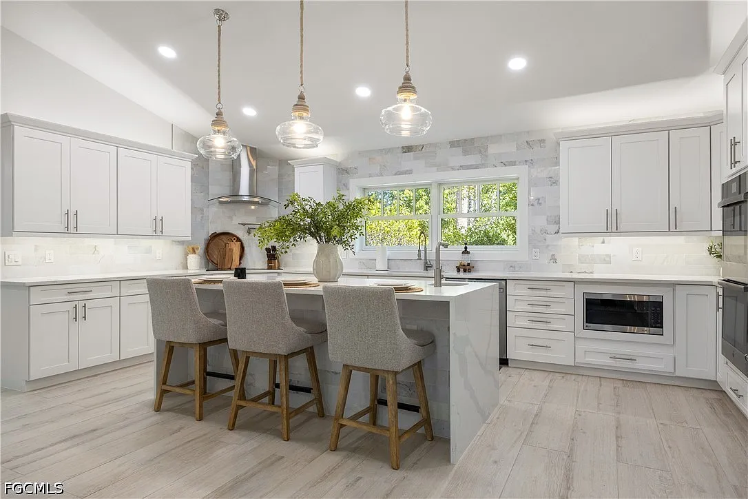 5 bed, 4.5 bath, 4850 sqft, $18,340 — Photo 4