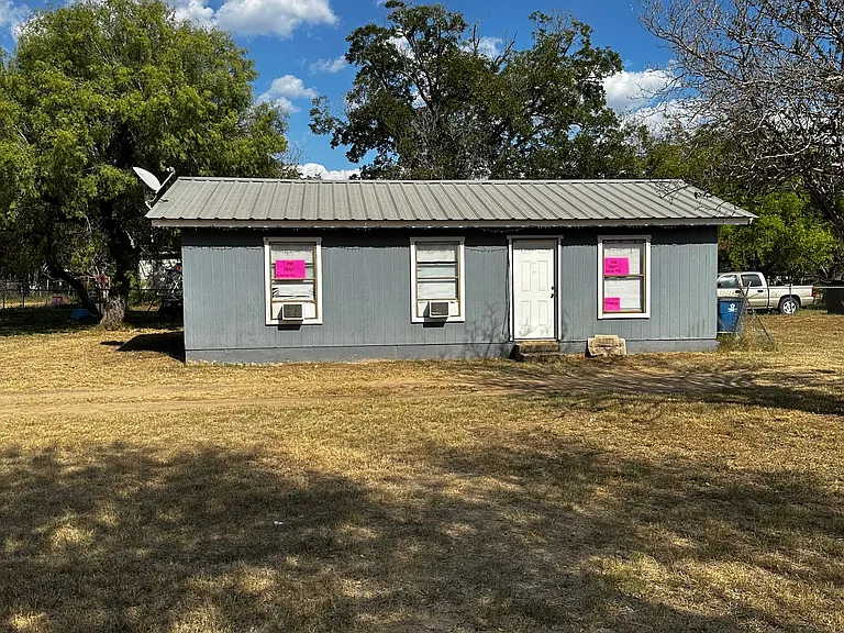 702 Avenue F — Photo 2