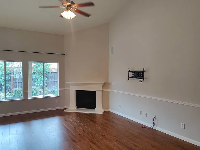 678 Prescott Ave — Photo 2