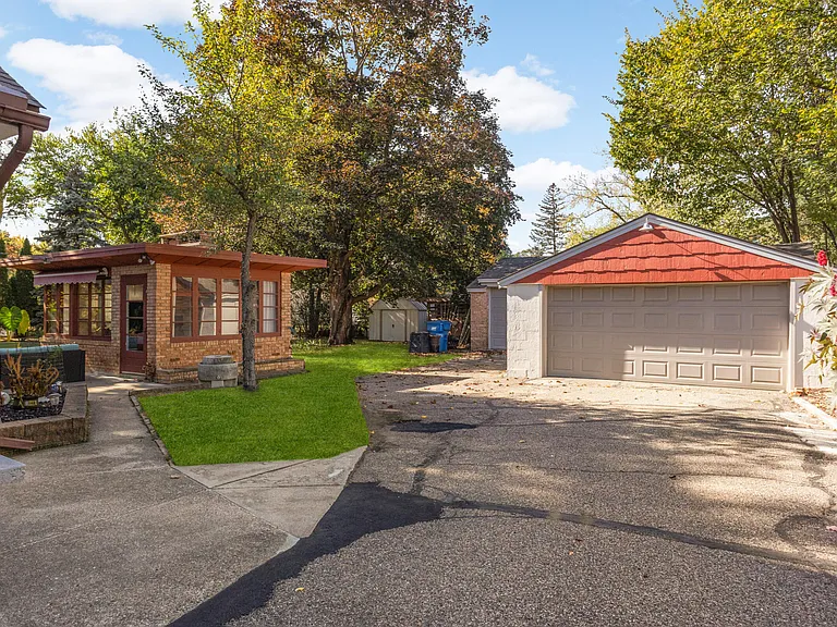 2 car garage for your convenience