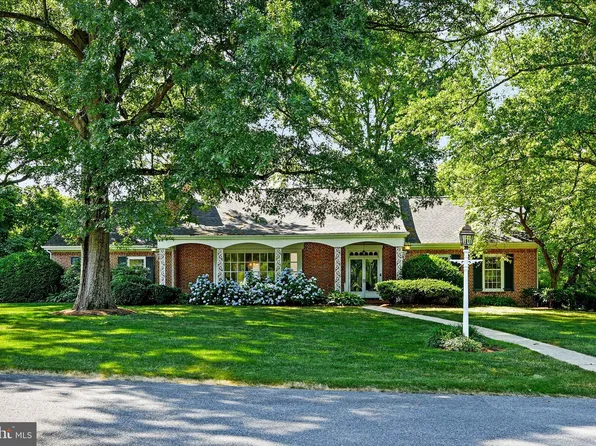 7 Meadowbrook Ln, Elizabethtown, PA 17022