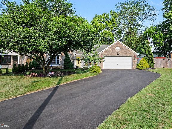 3rd image of 39 Greenspring Dr