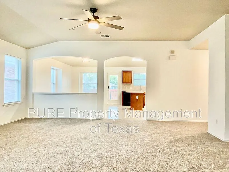 3 bed, 2.0 bath, 1843 sqft, $2,150 — Photo 4