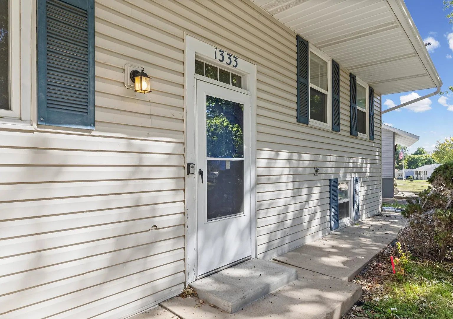 1333 Columbus Dr — Photo 2