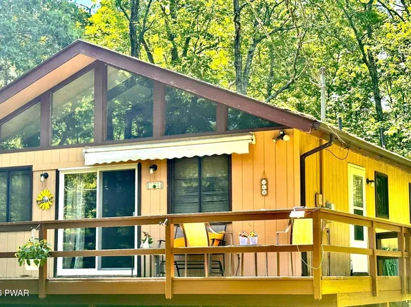 107 Fetlock Dr, Hawley, PA 18428
