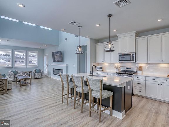 5th image of 266 Exeter St