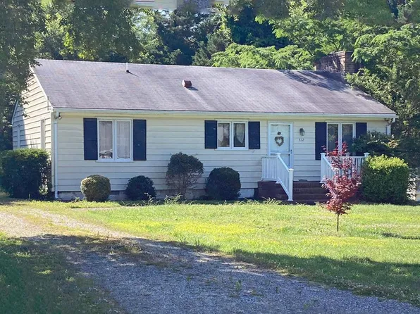 312 Gilbert St, Kilmarnock, VA 22482