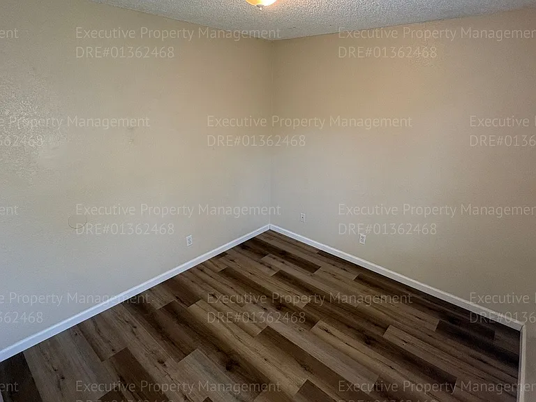 709 Deseret Way — Photo 32