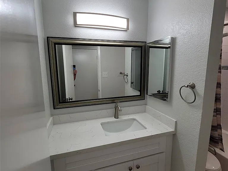 7055 N Holiday Dr — Photo 12