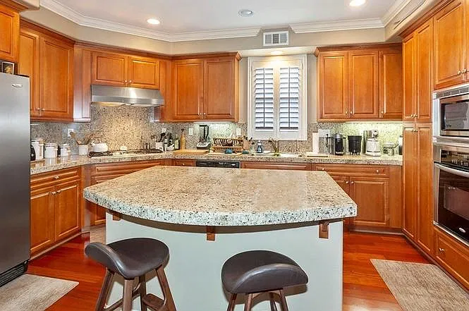 3 bed, 2.5 bath, 1987 sqft, $4,700 — Photo 4
