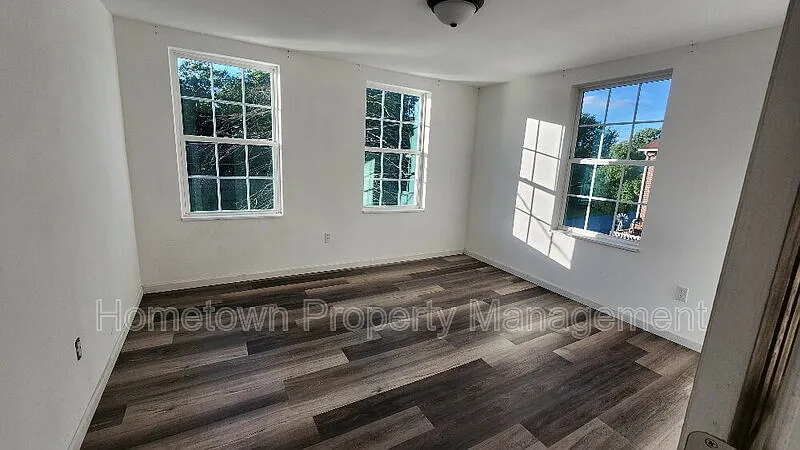 3 bed, 1.0 bath, $1,050 — Photo 4