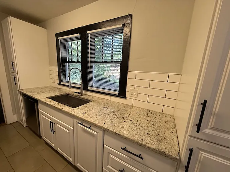 503 Tyler St — Photo 4