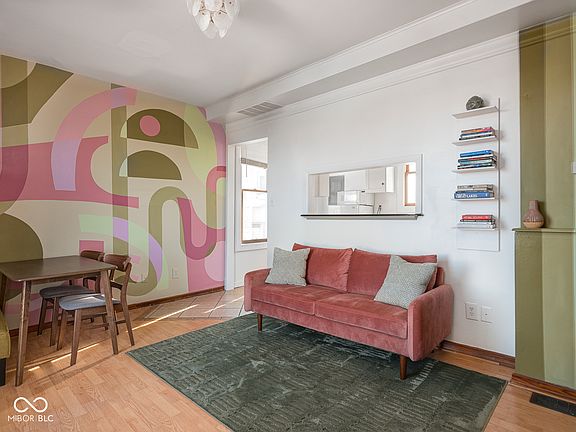 4th image of 615 W 10th St