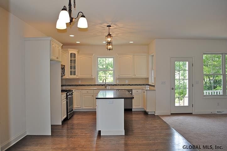 2nd image of 53 Waverly Cir