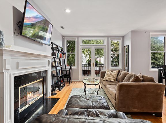 2nd image of 3328 N Kenmore Ave #2