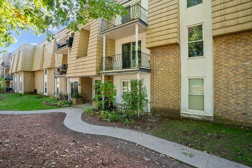 21 Shadowbrook Ln — Photo 3