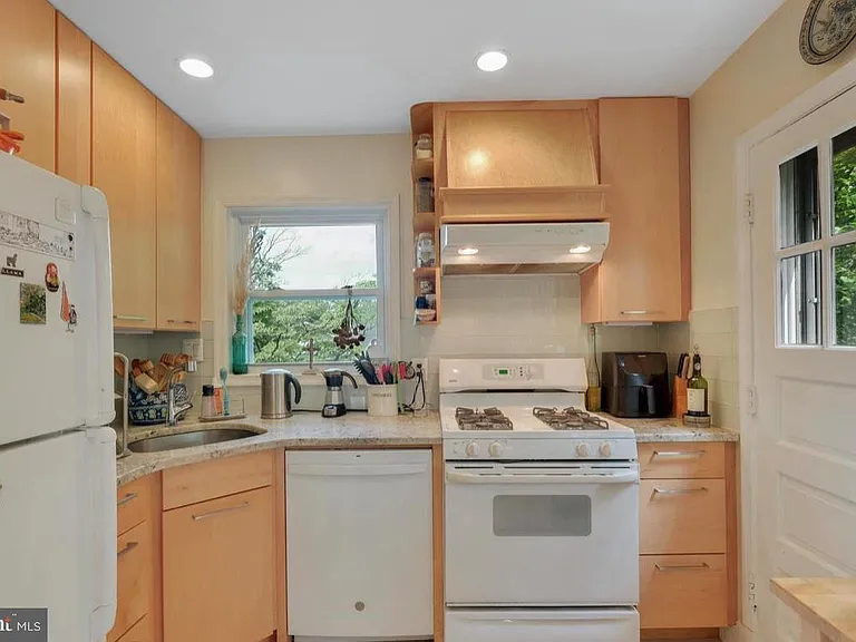 9504 Milstead Dr — Photo 18