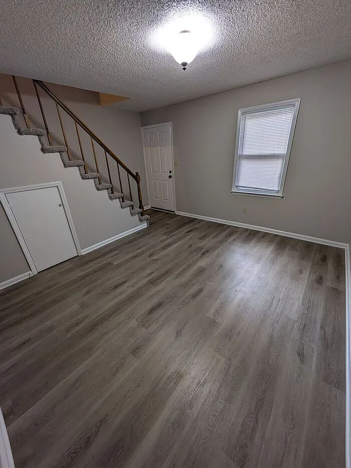 2 bed, 1.5 bath, 912 sqft, $925 — Photo 2