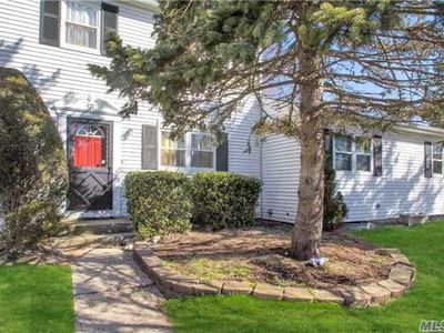 14 Federal Ln, Coram, NY, 11727