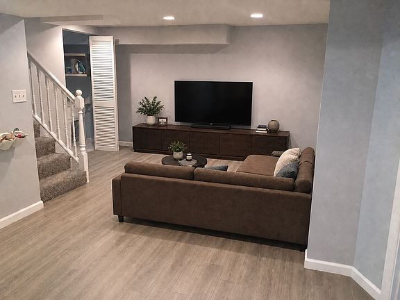 2nd image of 9905 Edgehill Ln #E
