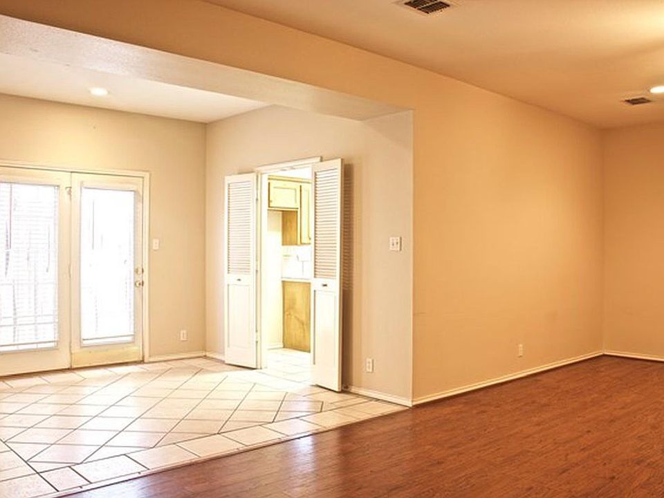 Breakfast/dining area opens to side yard