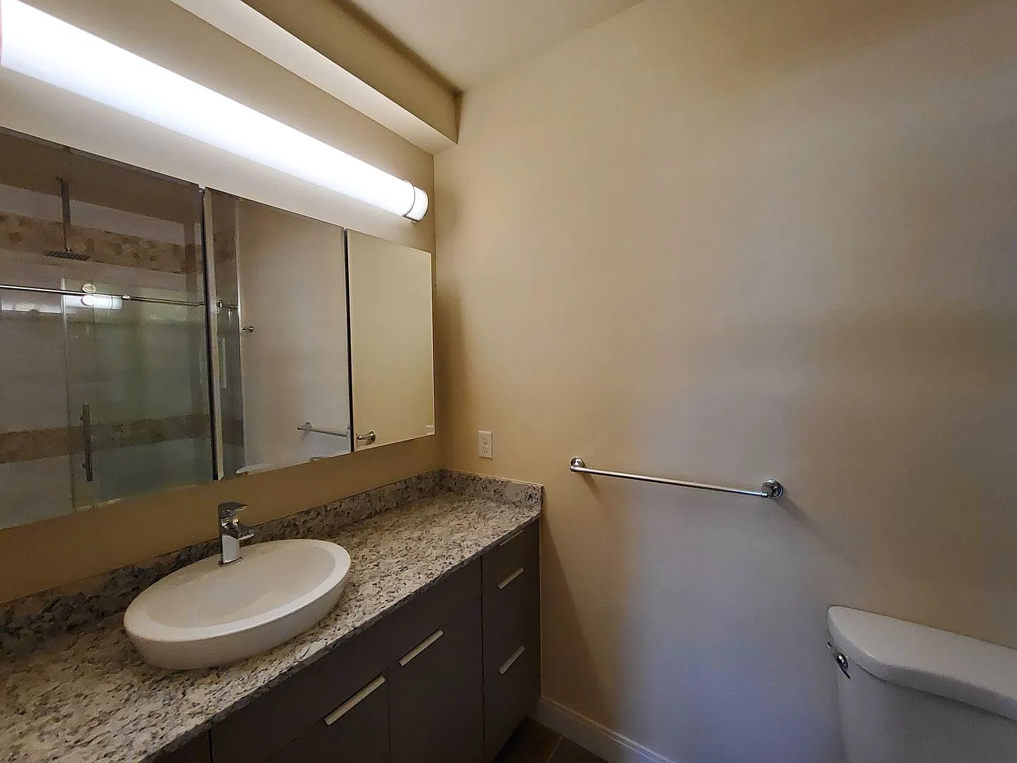 Newer 2 bed / 2 bath Bison Cove Condo — Photo 3