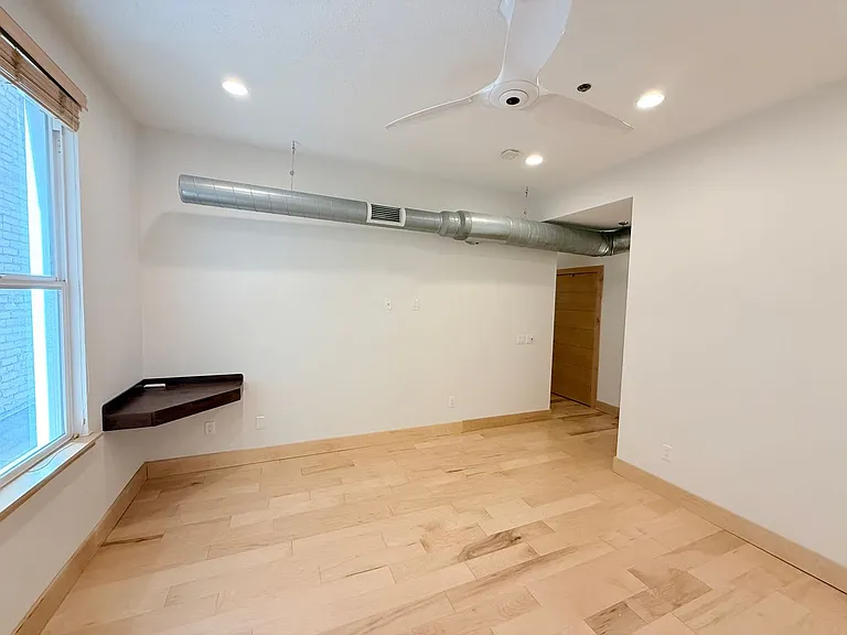 319 Broadway N — Photo 16