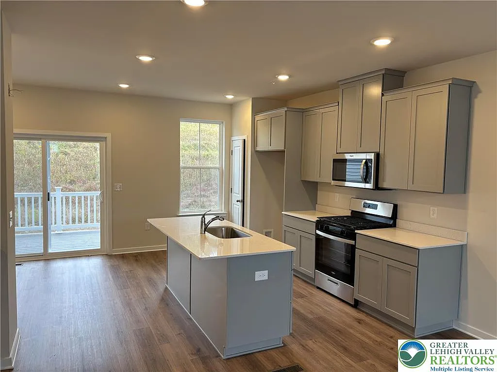 3 bed, 4.0 bath, 1731 sqft, $2,675 — Photo 2