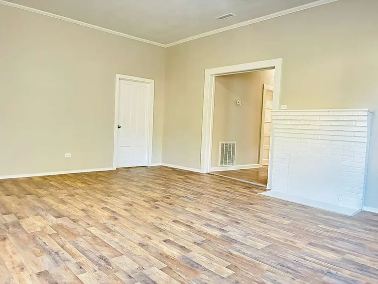 321 N Poplar St — Photo 4