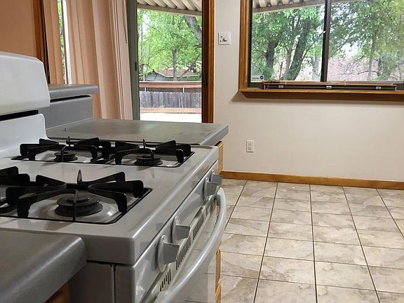 2nd image of 2407 Glacier St