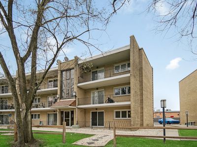 9514 S 86th Ave APT 106, Hickory Hills, IL, 60457