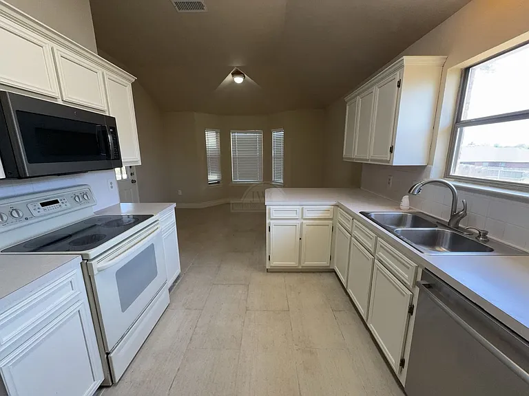 3906 Lone Oak Dr — Photo 6