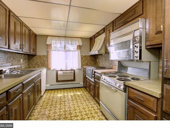 3rd image of 2690 Oxford St N APT 205