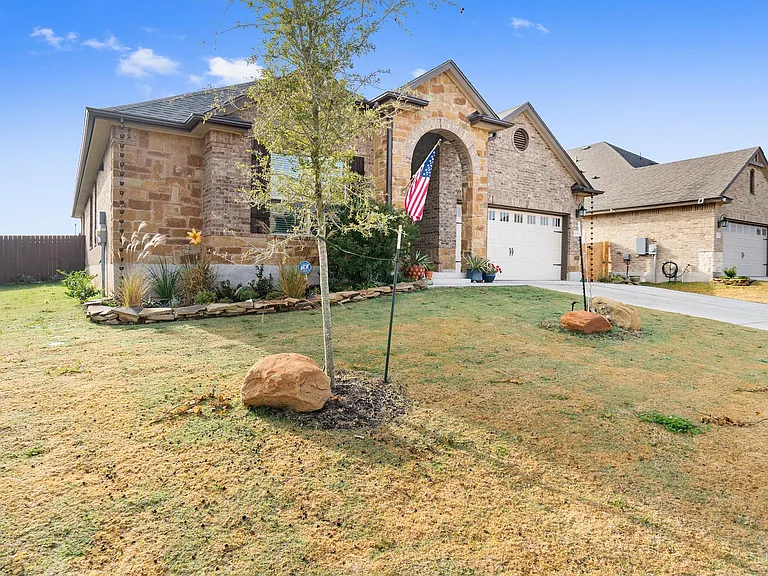 608 Lister Dr — Photo 2