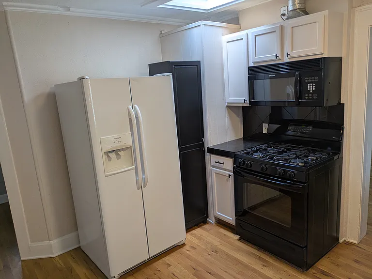 39 N Clarkson St #B — Photo 9
