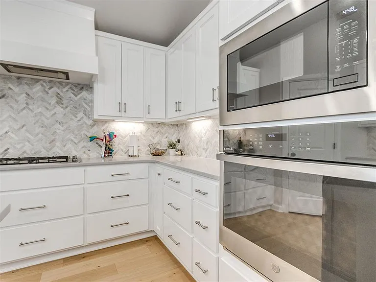 10516 NW 33rd Pl — Photo 37