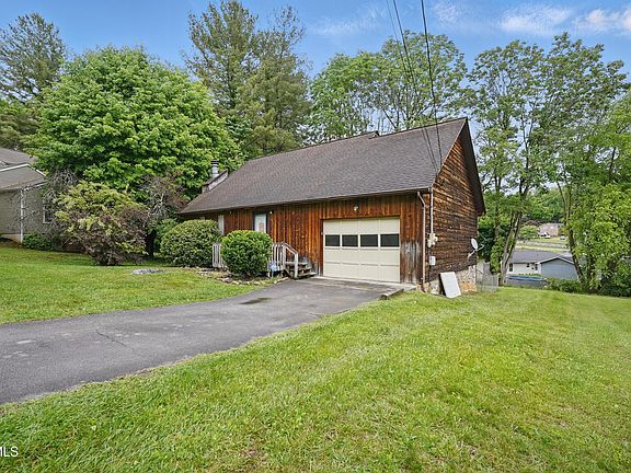 3rd image of 904 Hanson Dr