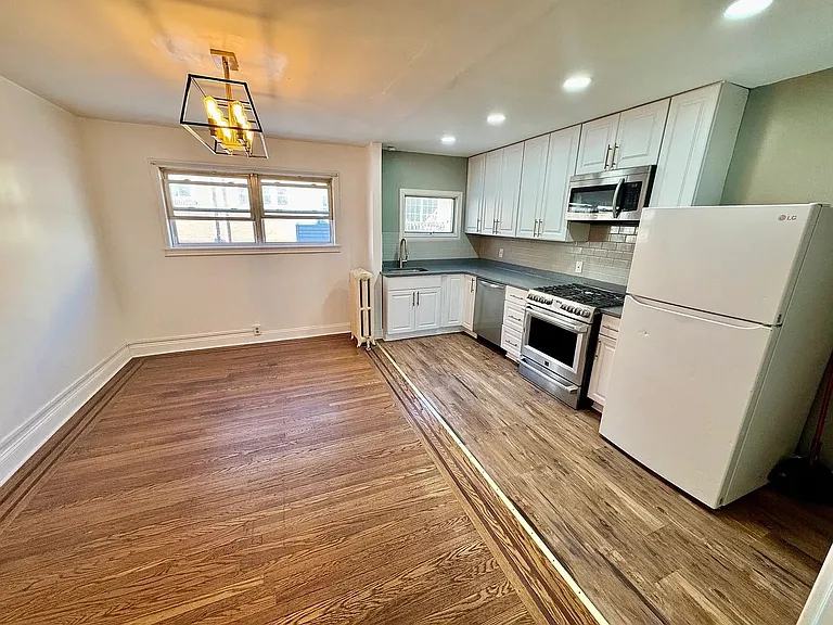 7111 Greenwood Ave — Photo 2