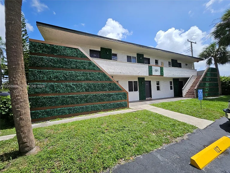 191 SW 15th St #202 — Photo 11