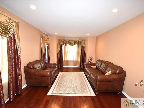 2nd image of 140 Briarwood Dr