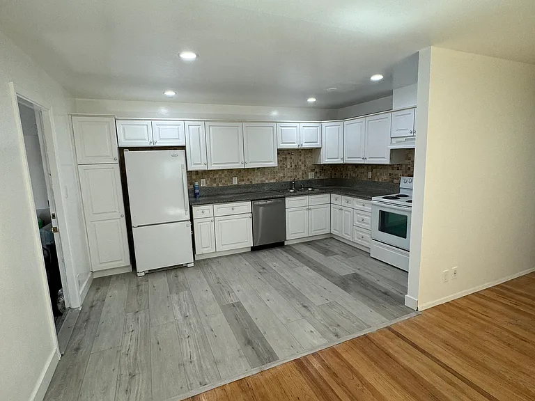 896-898 San Juan Dr — Photo 3