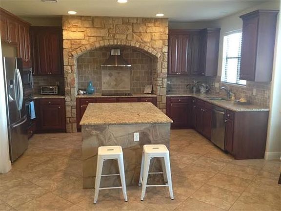 Great kitchen with breakfast area and views.
