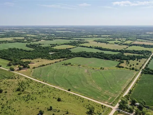 975 Pawnee Rd, Pomona, KS 66076