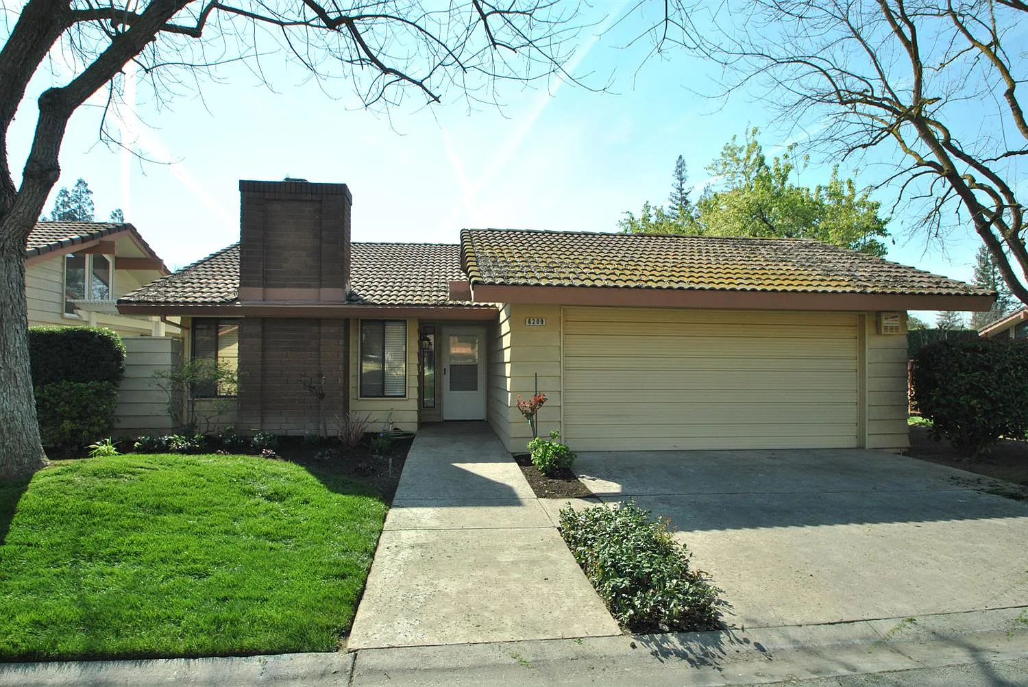 6209 N West Ave photo 1