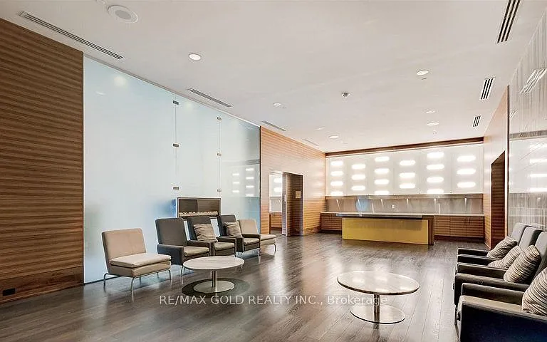 125 Village Green Sq #84 — Photo 5