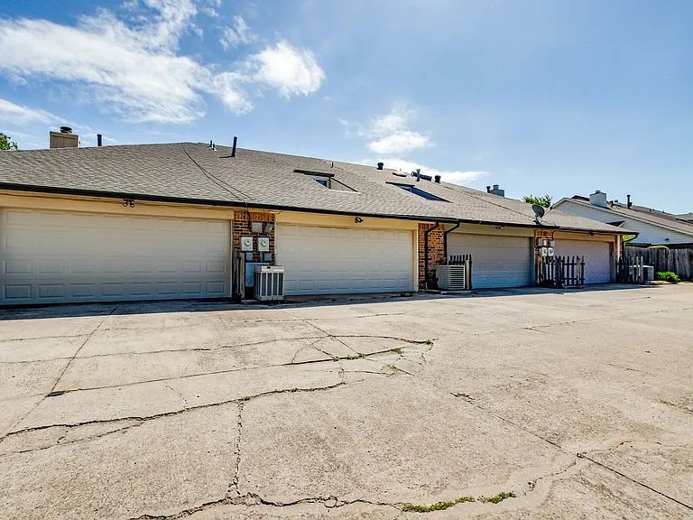 13813 Fairhill Ave — Photo 31